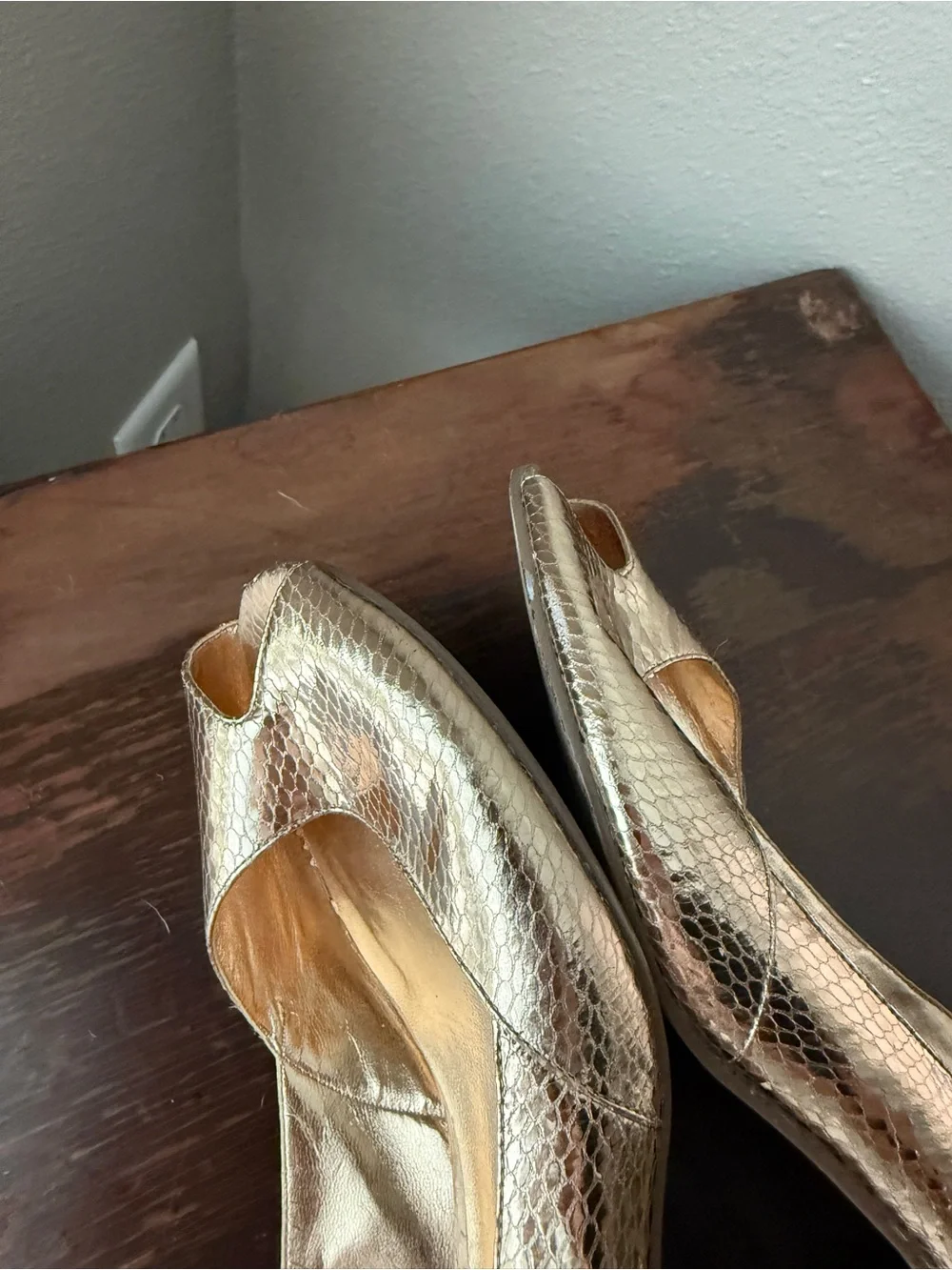 VTG Y2K BCBG Paris Sz 8.5 Kitten Heels Metallic Gold Snakeskin Leather Peep Toe